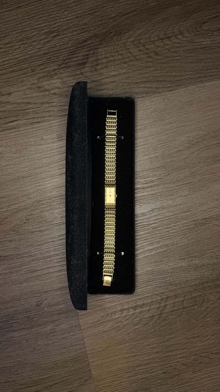Seiko Quartz Gold Tone Tank Watch 7.5 Inches Gold